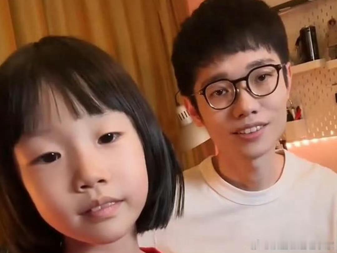 李行亮父女共用一张脸李行亮的基因太强大了，真的没想到女儿长这个样子 ​​​