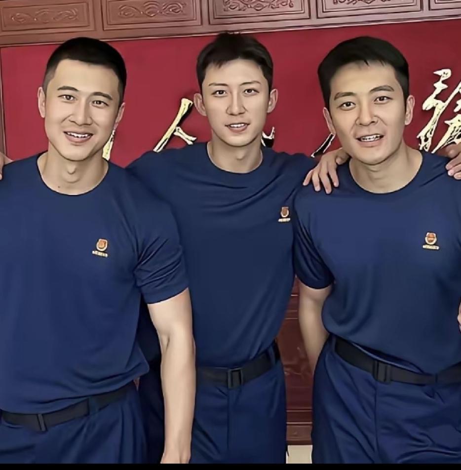 从这张照片上的三人来看，黄景瑜完败给这两位的，黄景瑜本来就是帅哥以男性荷尔蒙爆棚