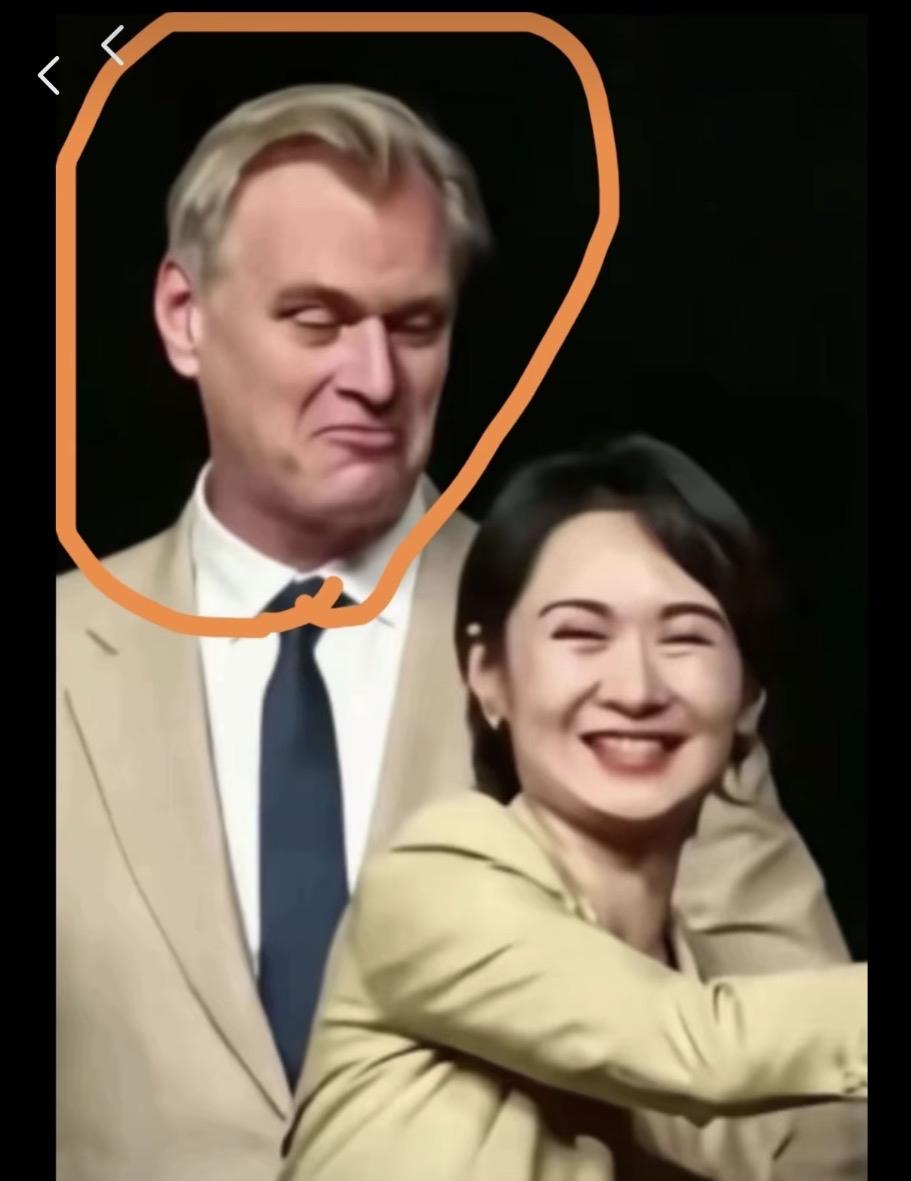上海主持人陈璇半蹲采访外籍主创的画面，在网络迅速走红，无数网友看后内心五味杂陈。