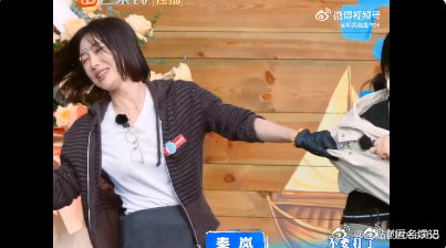 沈月看秦岚就这样亲爱的客栈秦岚优雅温柔，沈月灵动可爱，两人同框氛围超舒服，眼神互