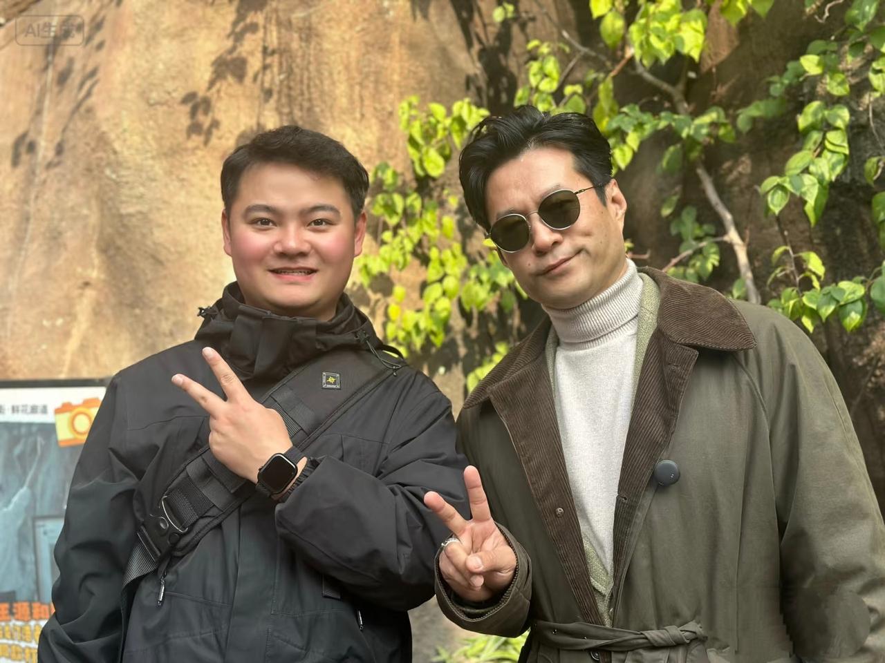 53岁谭凯近日到山城重庆游玩。他一件墨绿风衣，内搭白色高领毛衣，白色长裤，红棕色