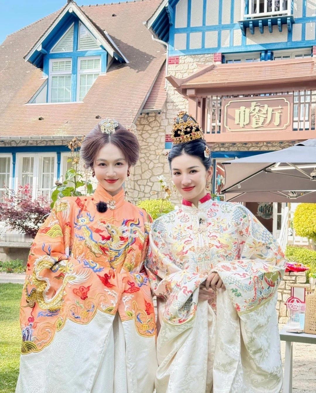 姜妍和黄奕穿上汉服，一个看起来就像皇后一样温柔甜美，另一个则像皇上那样英气逼人，