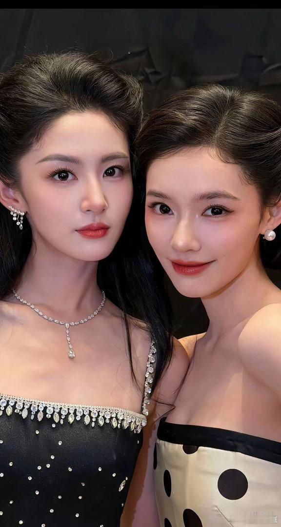 林允赵晴同框出镜，颜值气场势均力敌。一人清冷温婉如月色，一人明媚灵动似暖阳，同框