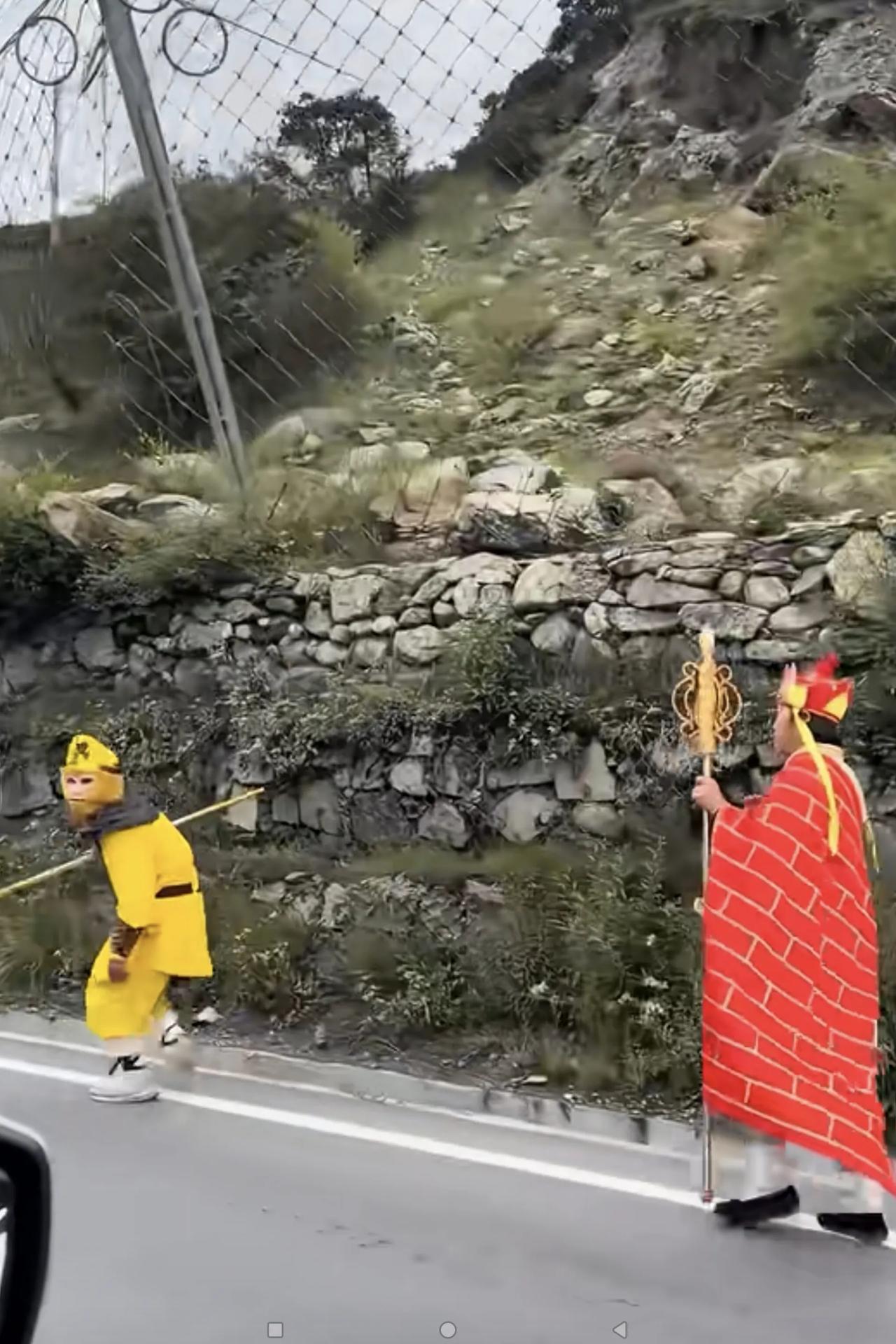 友友们进西藏旅游都这么“卷了”吗！
这五花八门的交通工具，你别说还别有一番风味哦
