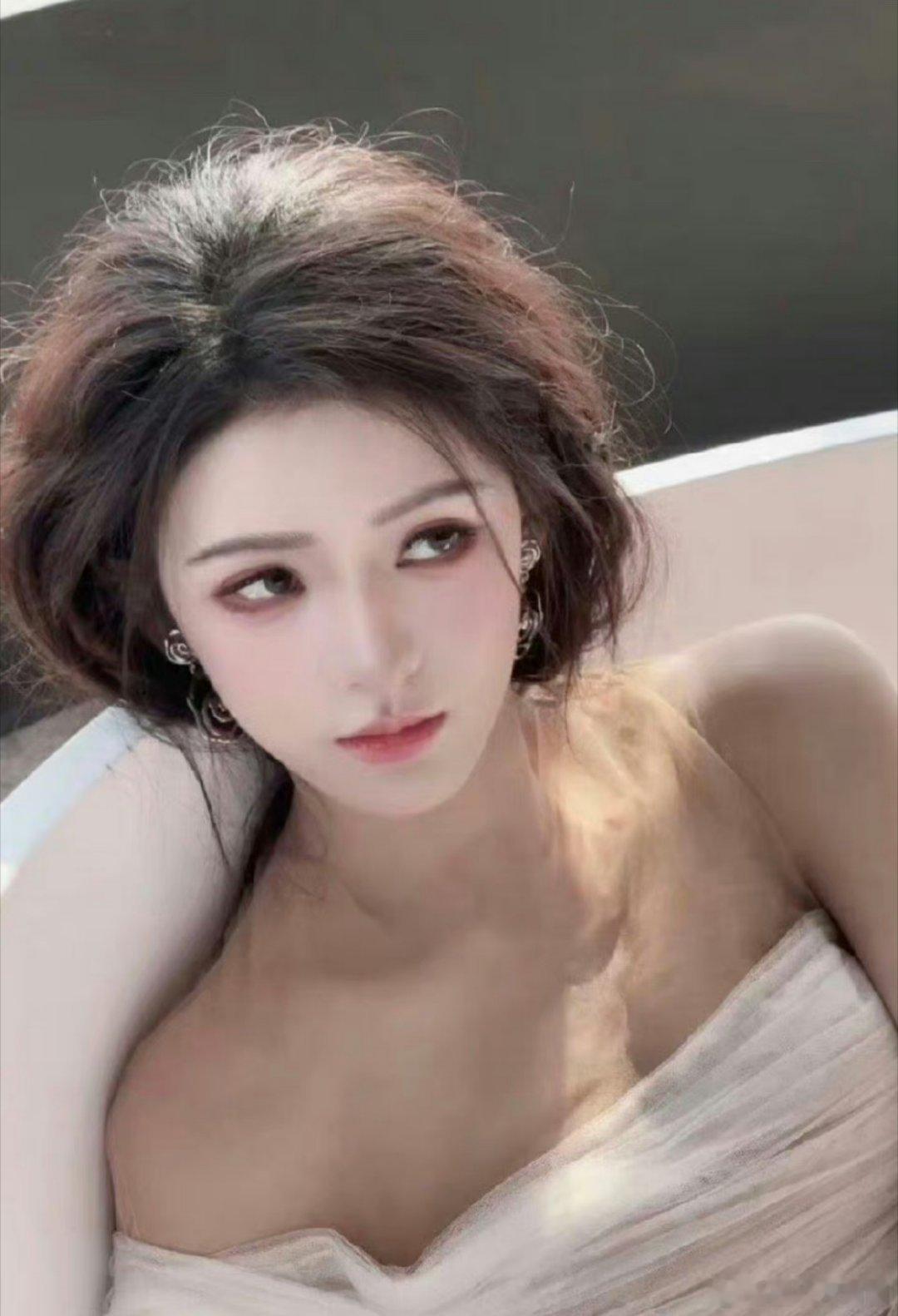 怎么感觉张予曦脸和身体是俩个色啊[允悲][允悲][允悲]真的是冷白皮嘛？ ​​​