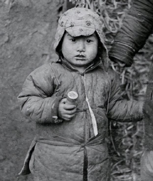 1937年4月，东北，一家三口被日军押到刑场，5岁的小男孩目睹父亲被斩首，他忍着