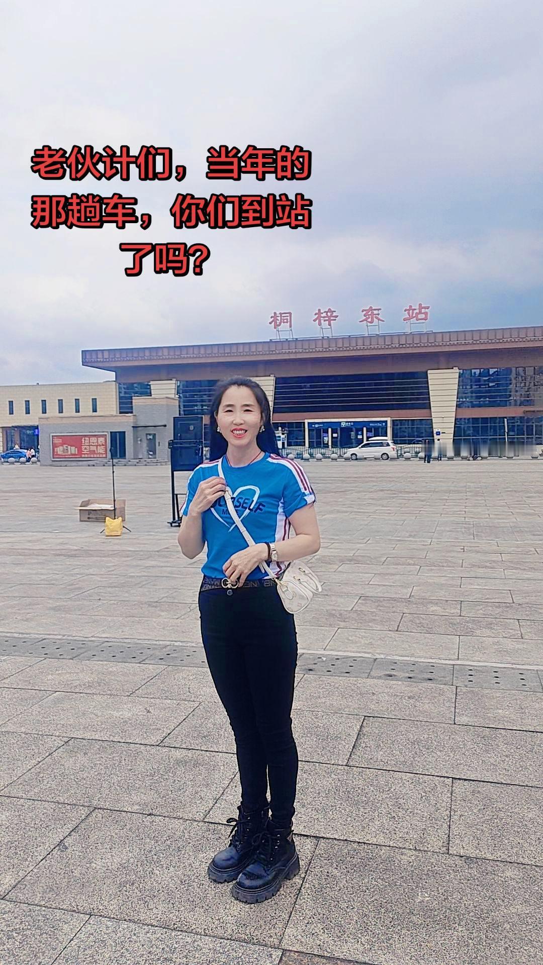 几十年前，我就是背着那个洗得发白的帆布包，在这个站台挤上了那趟绿皮车。那时候兜里