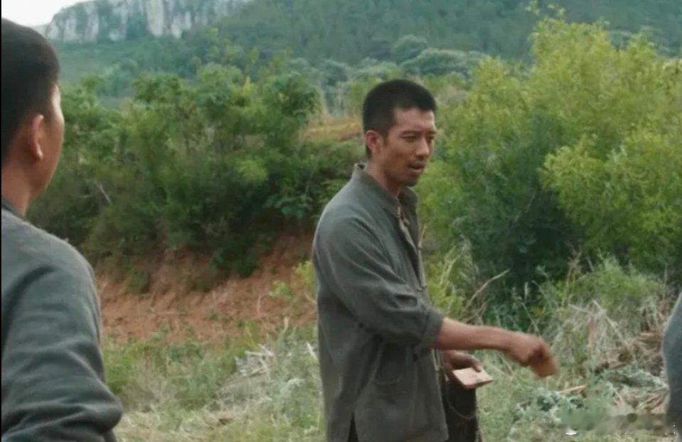 《生万物》里，铁头这人坏心眼可不少。一当上村里农会主任，头件事就是整治抽他地的老