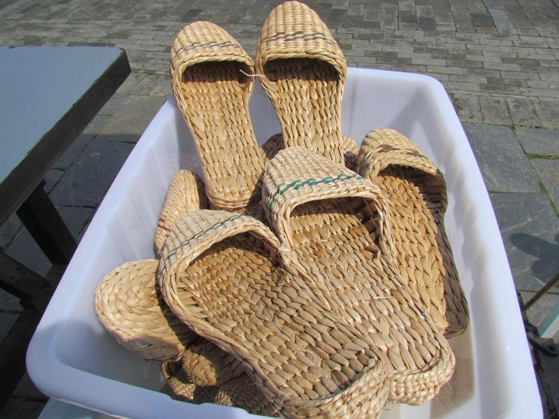 以前穷得叮当响，为啥现在想起来还挺暖？
 
前几天跟我妈聊天，她翻出旧相册，指着