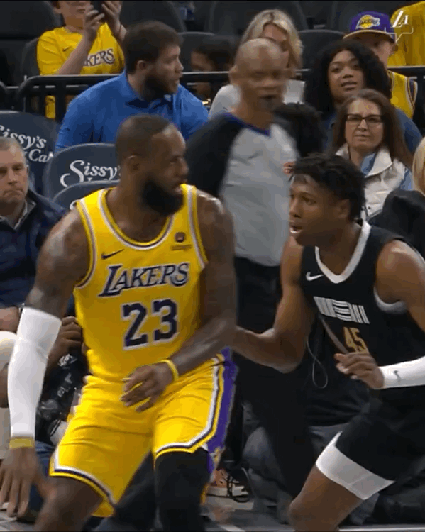 NBA最老的球员在最年轻的球员头上得分了，要知道灰熊队的GG-杰克逊是在詹姆斯进