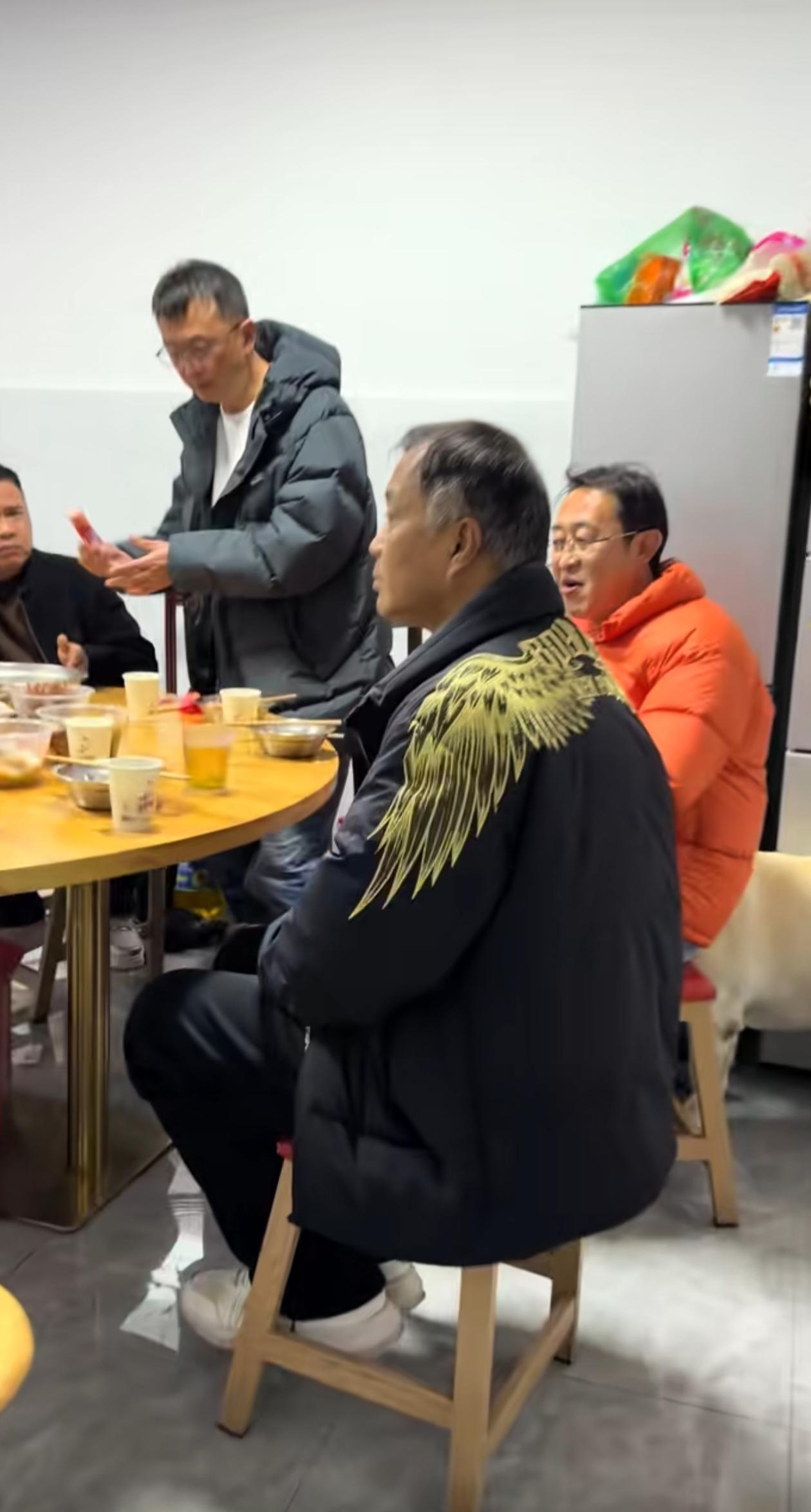 烤鸭哥接沈巍老师及众主播来基地吃团圆饭了，放鞭炮礼花热烈欢迎，沈老师还见到了云南