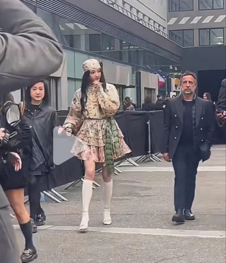 关晓彤明明身材比例很不错但是就是没有时尚感呢 ​​​