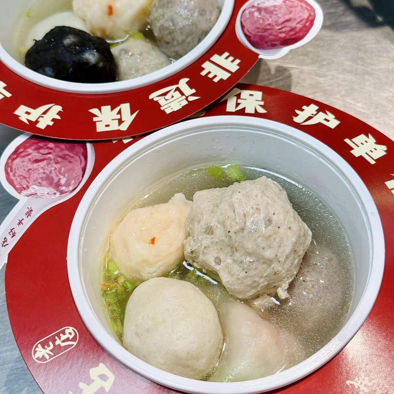 潮汕烟火气，藏在这家丸子店里。门口停着老单车🏮 店里明档冒着热气，这就是潮汕的