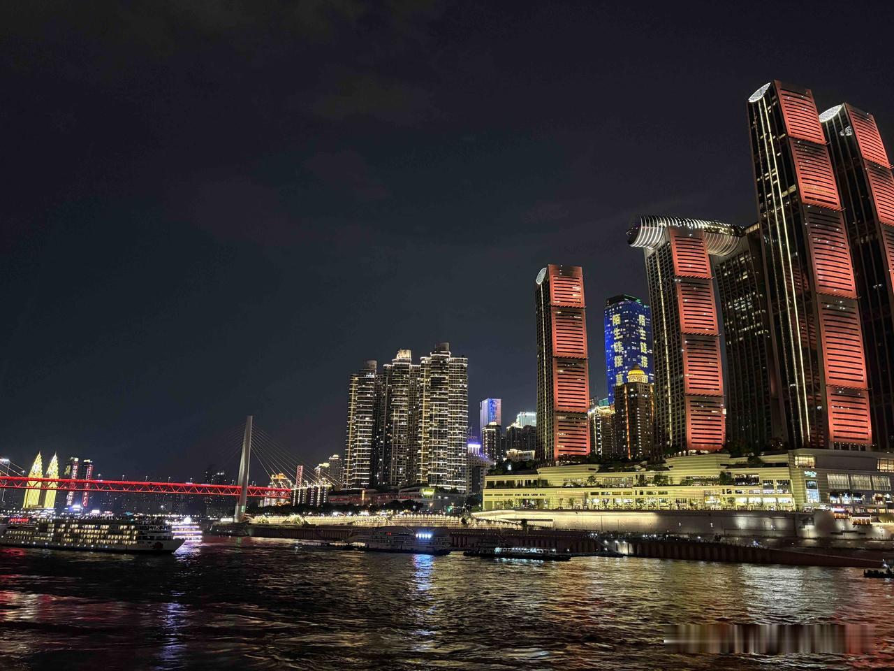 重庆朝天门夜景🌃打卡山城灯火阑珊美景！

📍渝中区朝天门广场｜来福士旁

?