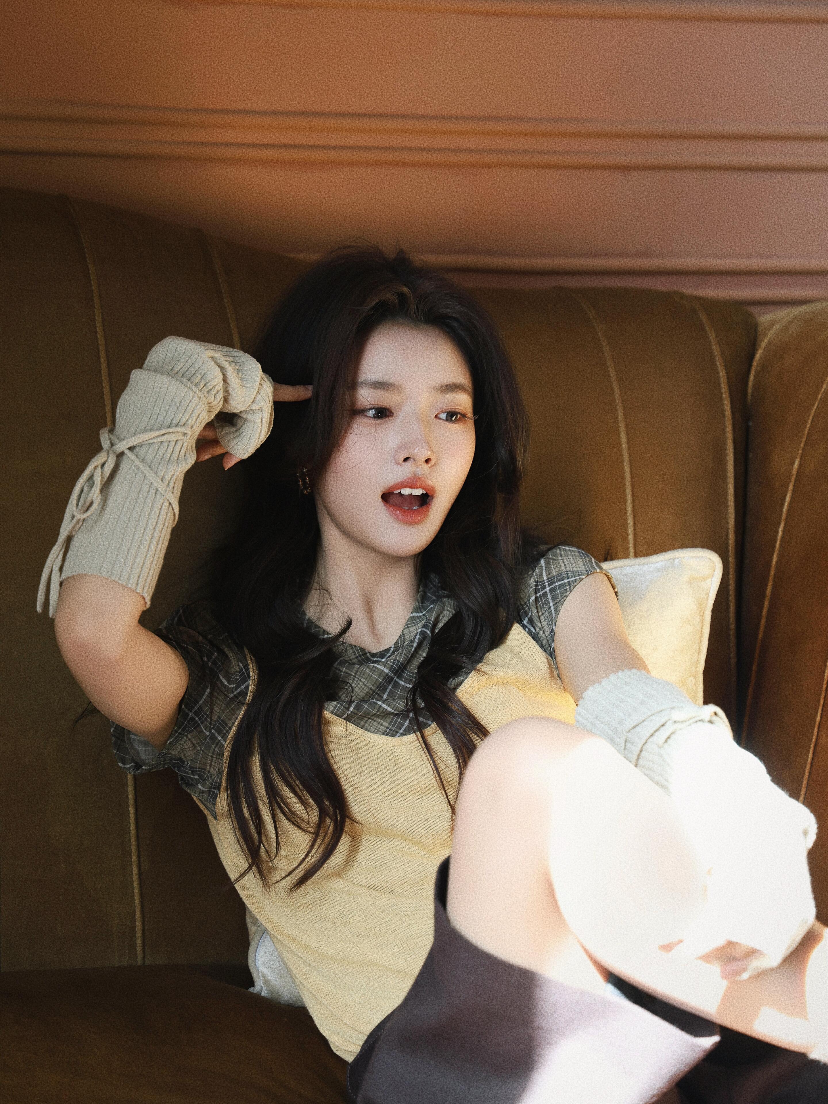 徐若晗今日更新好喜欢第一张的质感🤎 