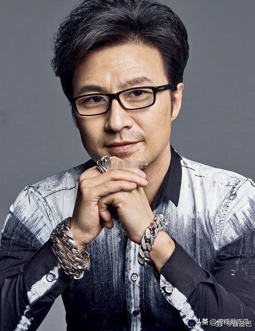 汪峰红不红
塌不塌房都不重要了
因为他是真的稳了
这一次带着孩子去三亚和章子怡会