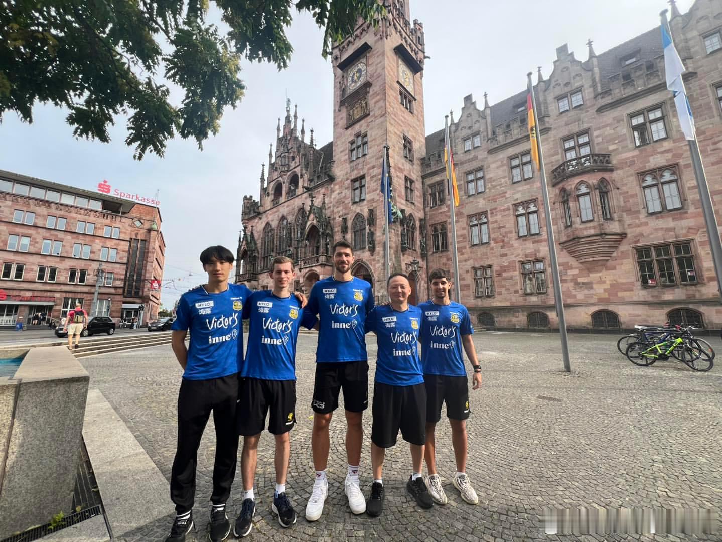 💙🖤🏓实至名归的荣耀！🏓💙🖤萨尔布吕肯市政厅为成功夺冠的一线乒乓球俱
