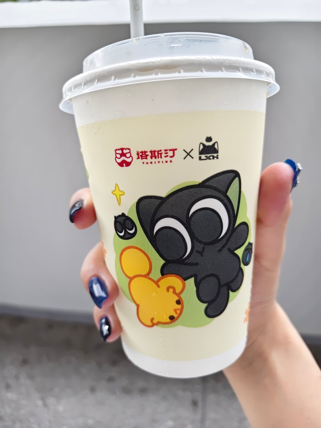 塔斯汀和罗小黑联动的这个可乐杯好萌啊 