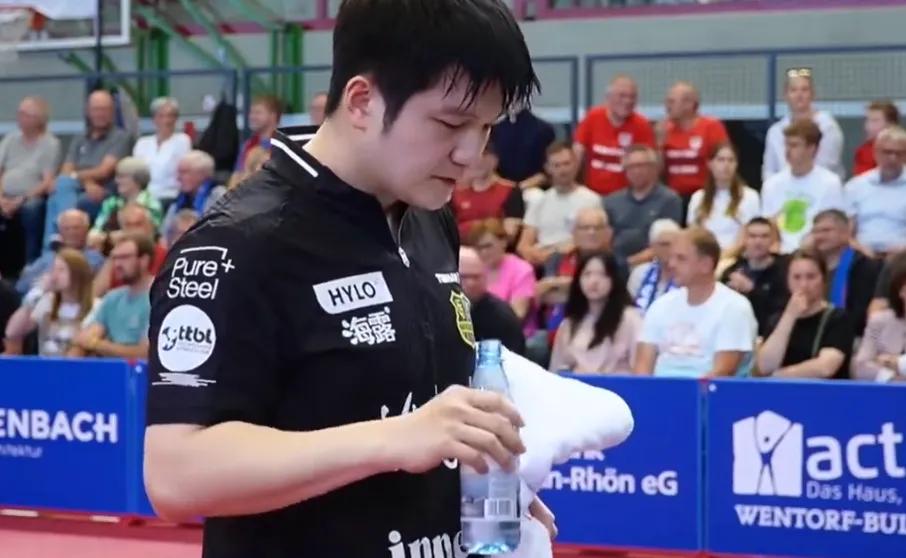 樊振东斩获大奖成国乒历史首人，孙颖莎上下训邱贻可保驾护航，王楚钦疑似受伤
不久前