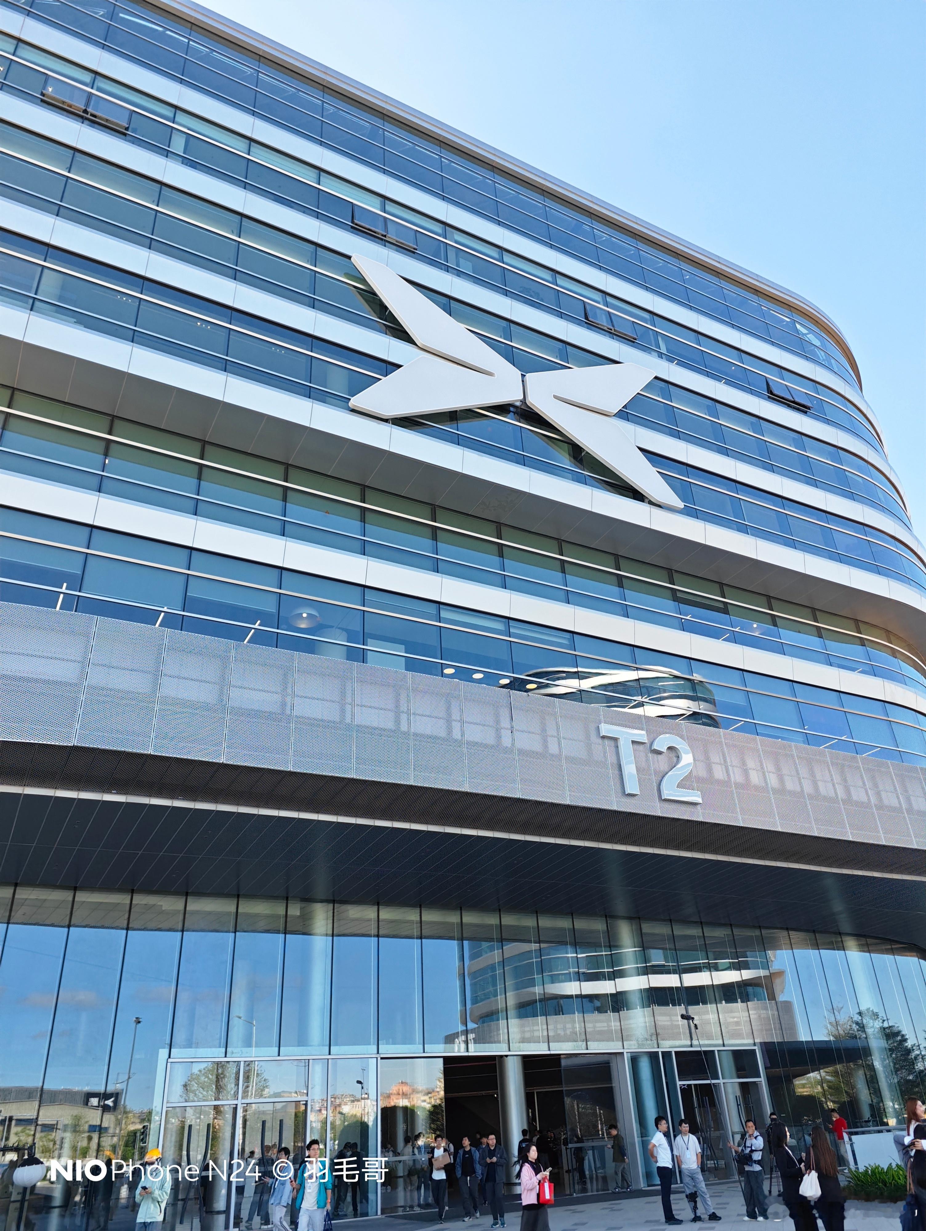 今天打卡小鹏新总部，这楼可以啊像航站楼哈哈哈，果然是做飞机的车企[坏笑]小鹏x9