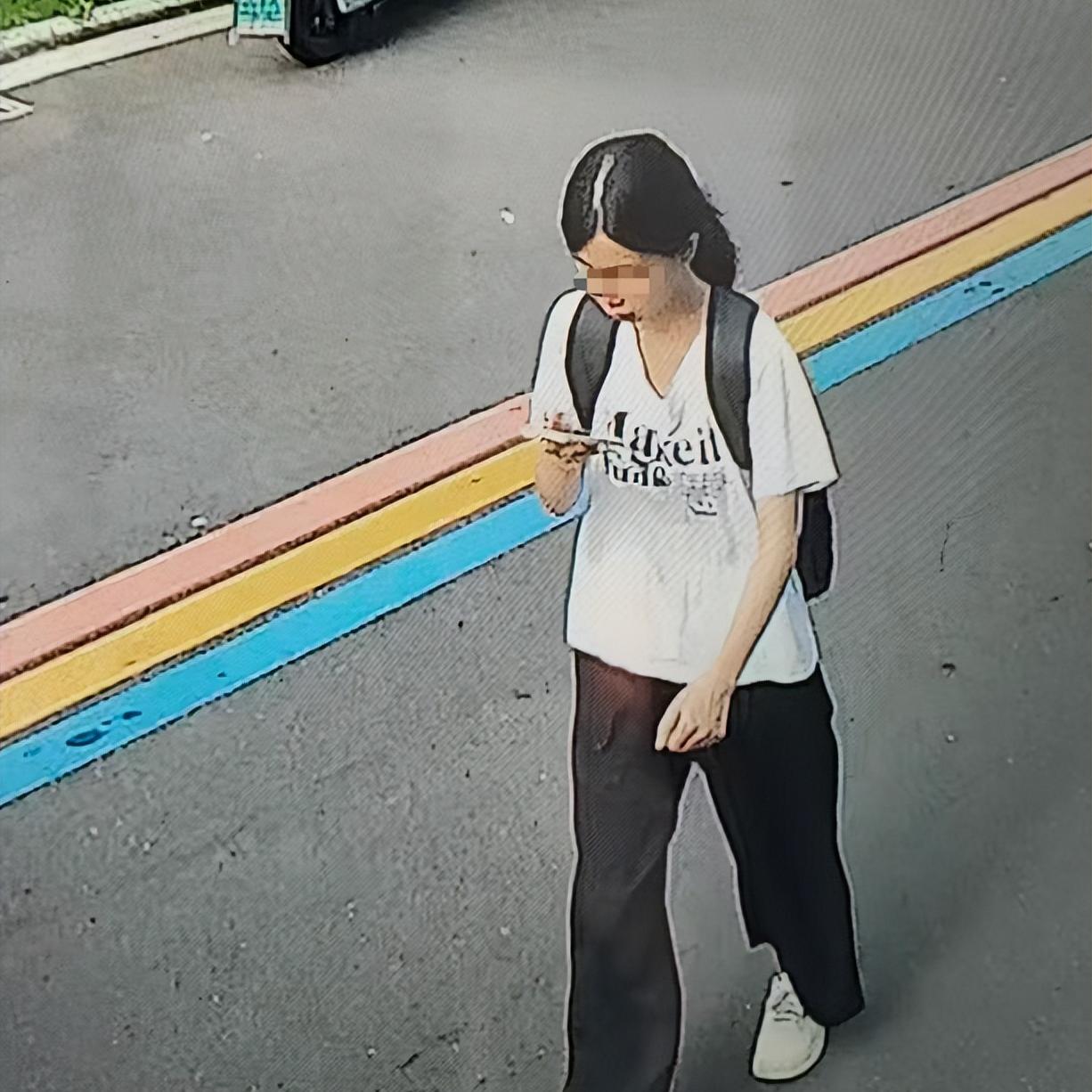 程梦圆这个名字，这两天紧紧揪着很多人的心。
二十二岁，刚刚拿到大学毕业证，一米六
