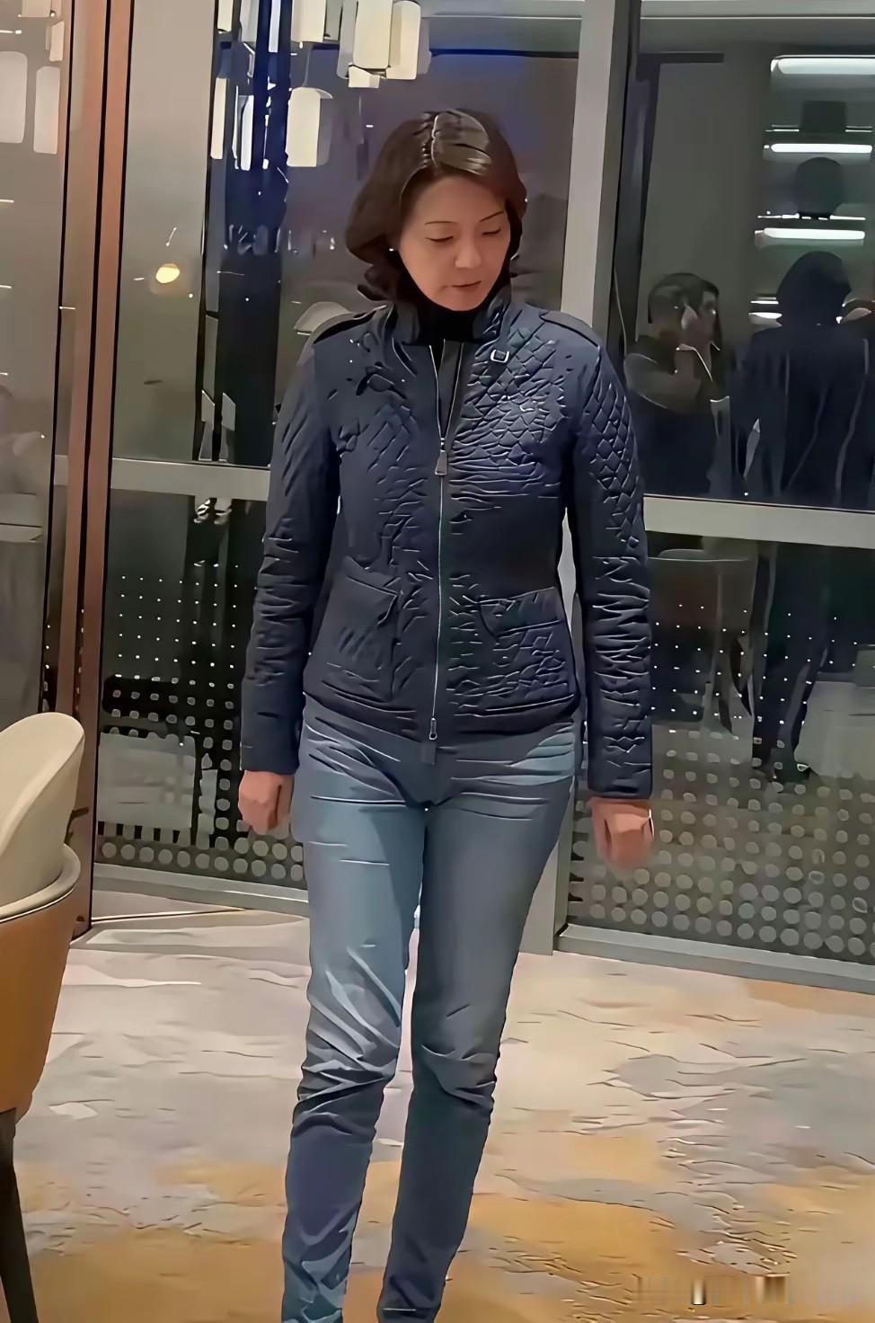 这位央视女主持人是集才华、颜值、气质于一身的才女，身材苗条匀称，气质大方，主持节