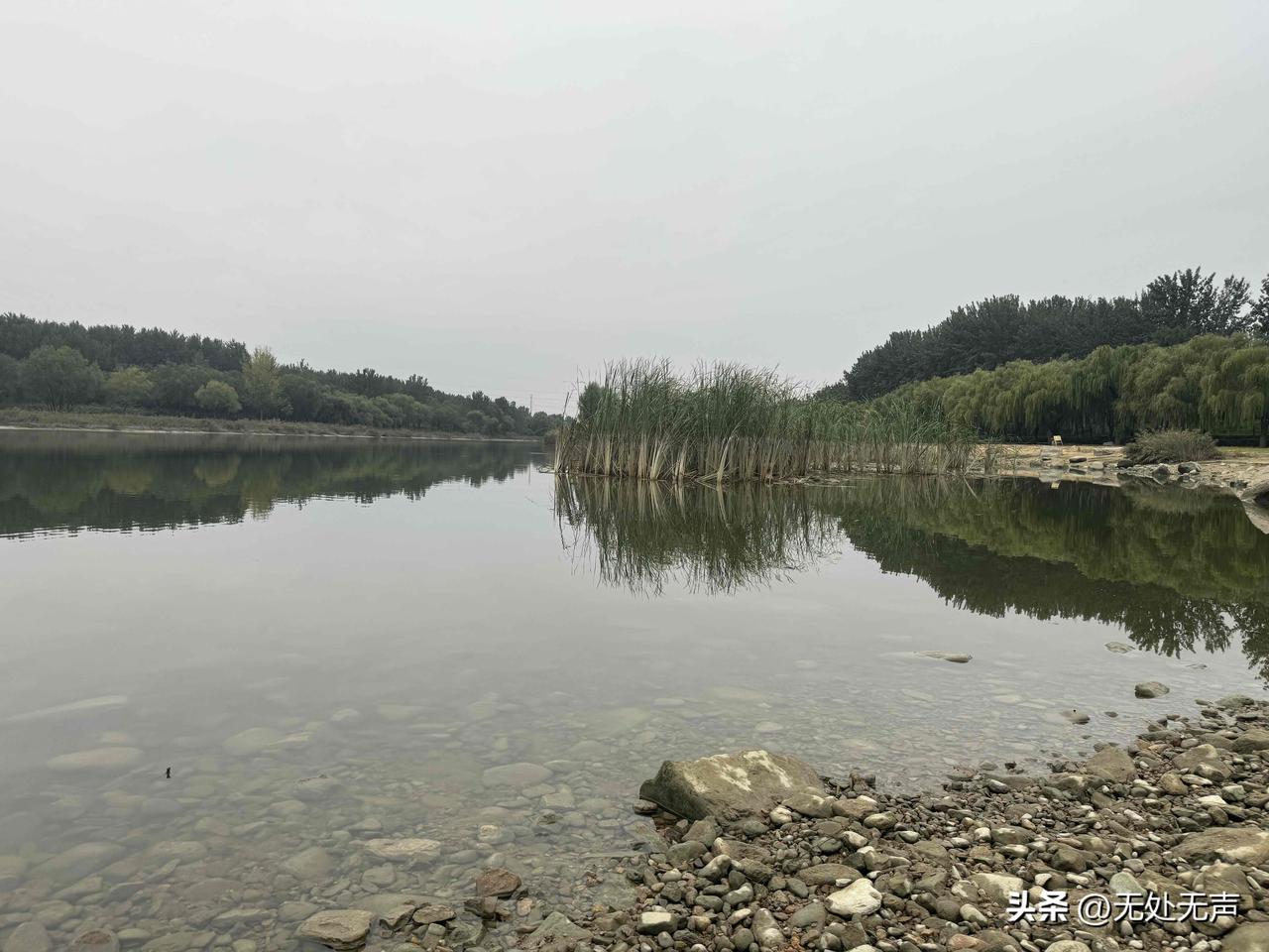 今天天气很好，阳光暖暖的，和朋友一起出门逛逛，我说开车出门吧！她说还骑个电单车白