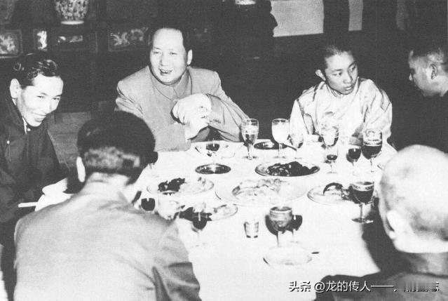 1951年5月，毛泽东在庆祝和平解放西藏协议签字的宴会上，与西藏地方政府谈判代表