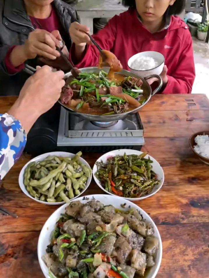 美食佳肴，家人共享。#分享一道家乡菜# #餐桌美食虽丰盛# #分享家常的佳肴# 