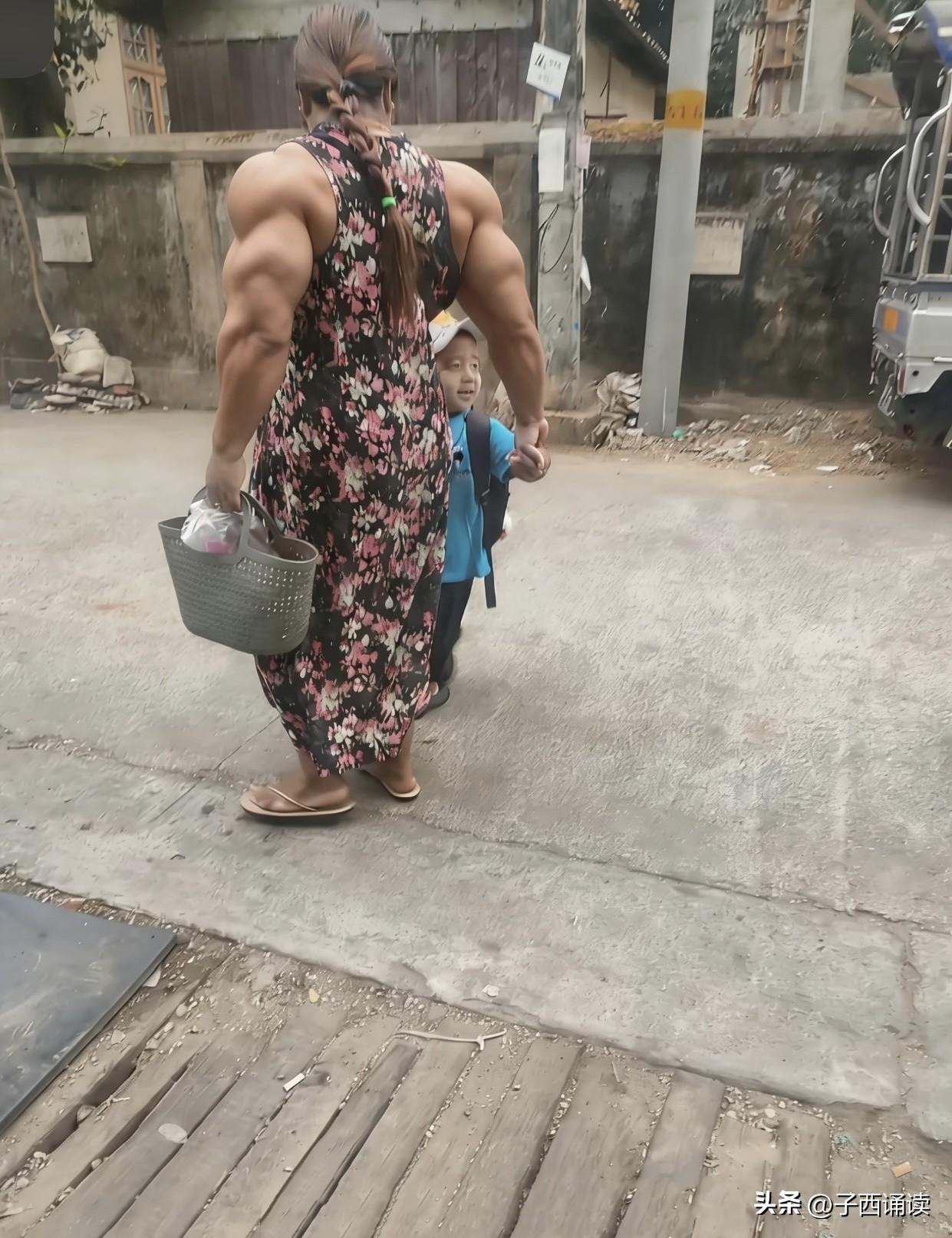 生活在如此坚实有力的臂膀之下，孩子真是安全感满满啊！