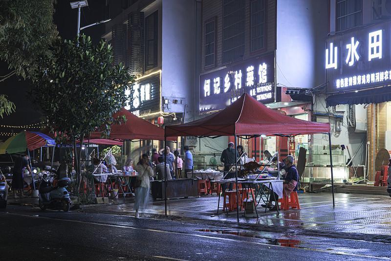 前阵子连着下了快一周的雨，楼下的积水坑都能养小金鱼了，出门买个早餐裤脚能湿到膝盖