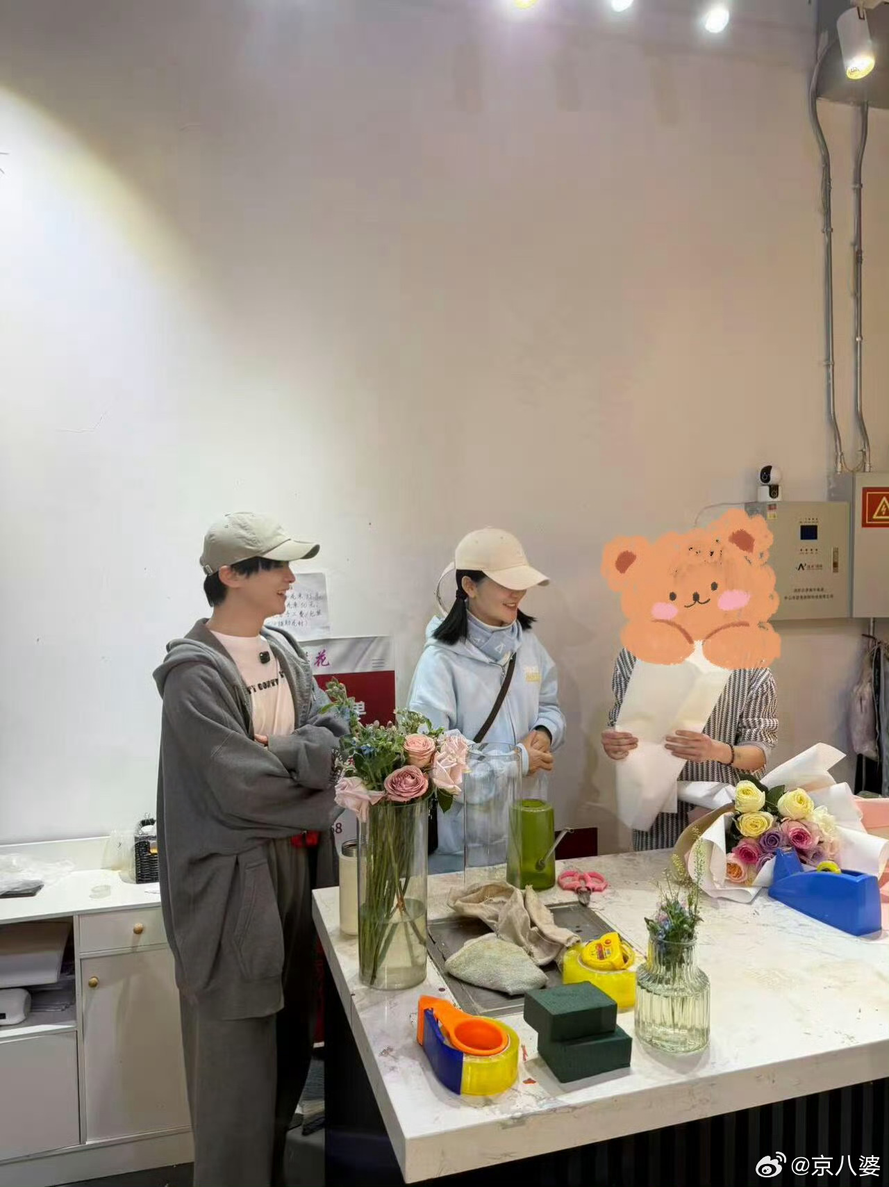 有张杰的地方必见谢娜。一年一度鸟巢的恩爱秀从场外秀到场内，谢娜的护夫狂魔人设算是