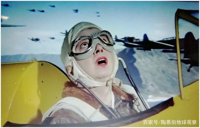 电影《虎虎虎》中有这样一个镜头，一架美国民用飞机稀里糊涂地闯入了战场，还有一句经