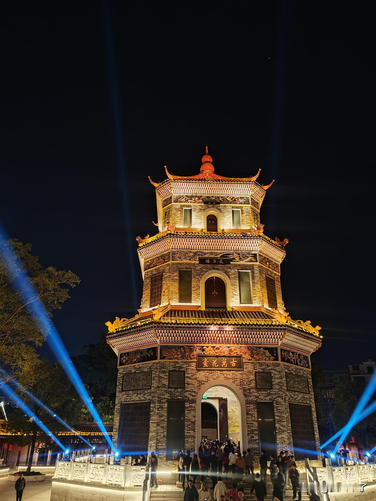 1.昨天初三，去吃玉林牛料，几乎家家牛料店都人客爆满，一问都要等两个小时以上。好