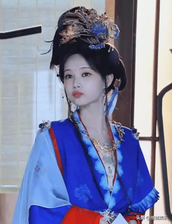 李一桐金枝神女造型惊艳，蓝衣花钿美出圈
 
3月1日，李一桐《金枝》神女路透曝光