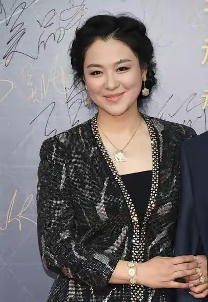 你们认识她吗？
认识她的最起码有50多岁了
她属于微胖型美女，她的颜值在线，就算