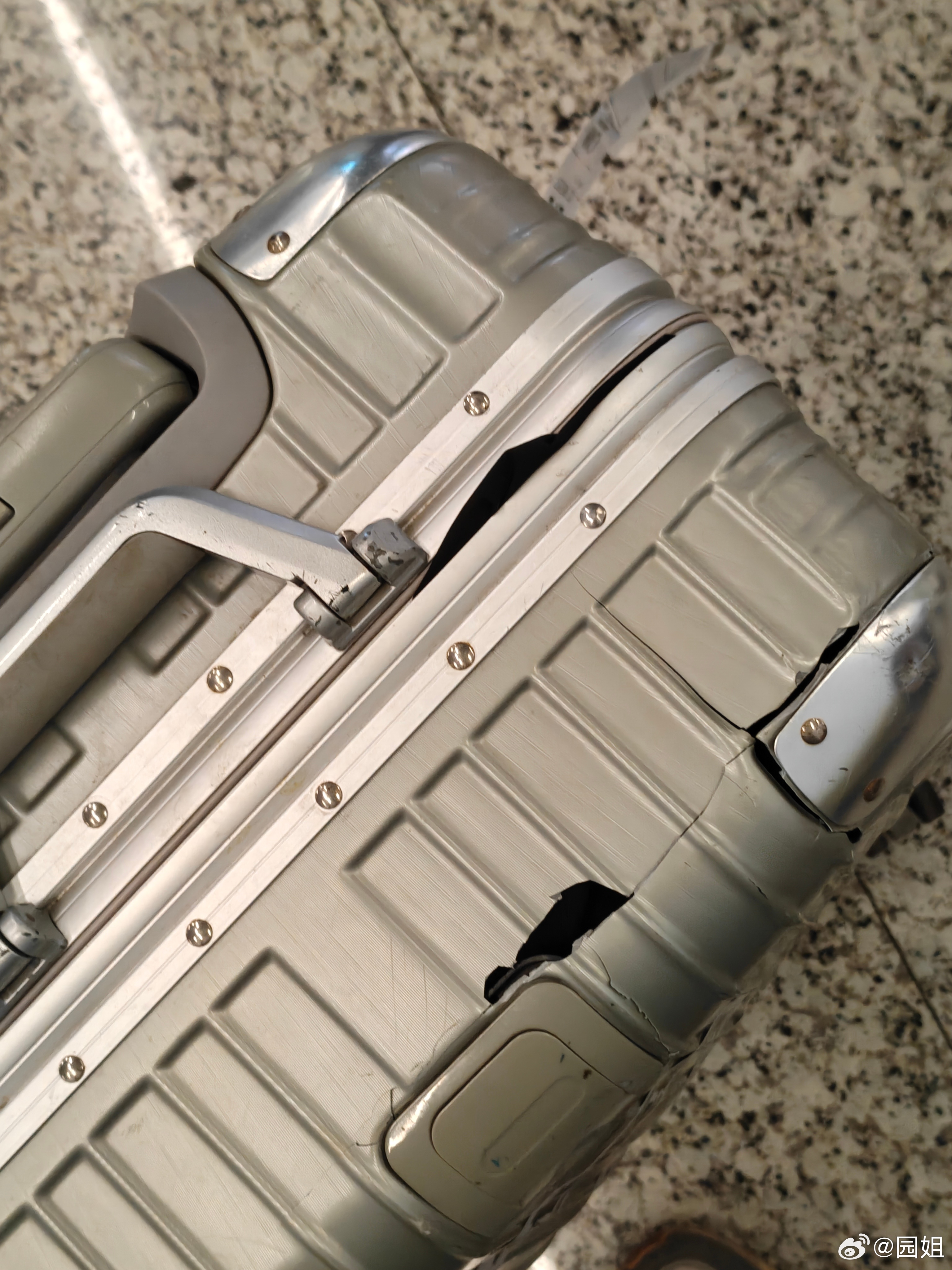 公司小伙伴出差，落地发现旅行箱被托运坏了，就去找机场，结果换回来一个新箱子，他说