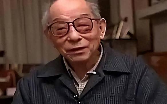 张学良被软禁几十年，日子却过得极度滋润。看守特务邱秀虎回忆：张学良每晚睡前，副官