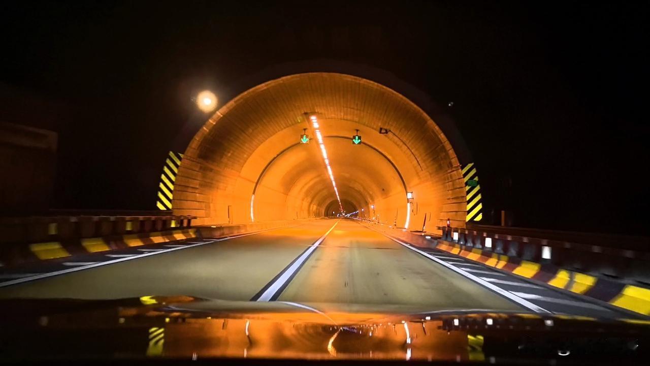 出川的路，就是进隧道，出隧道，
​进隧道，出隧道。
​五个多小时，出川，经陕西，