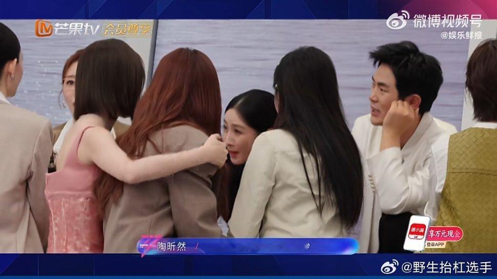 乘风初见面各聊各的姐姐们初见面就聊得停不下来，台上发言台下热闹开聊，话题一个接一