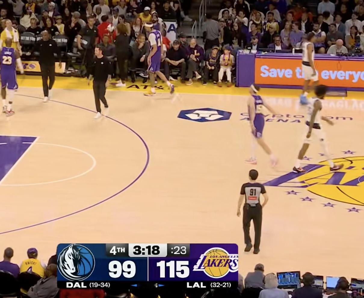 湖人暂停！领先16分，最后3分钟了！独行侠vs湖人