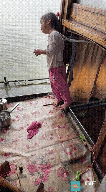 水上人家的小孩，有着不一样的童年。布带绑住的是身体，守护的是生命。