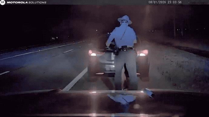 美国白人警察很霸道：拳打18岁黑人女孩，还说敢反抗就接着打！2026年8月1日晚