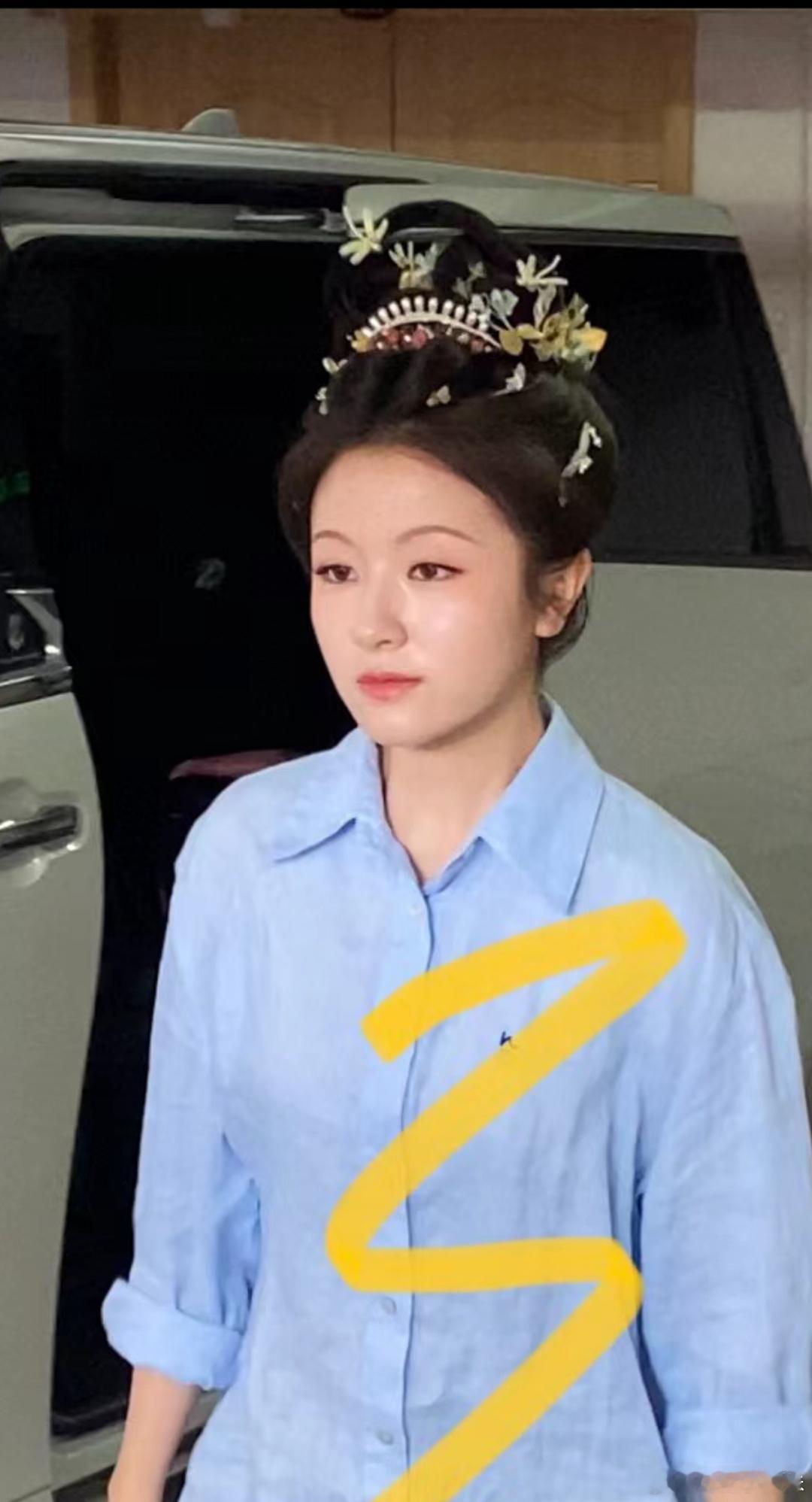 李兰迪这个路透，越看越讨厌这个眉毛的颜色，和整个妆面完全不搭，显得整张脸都是肿的