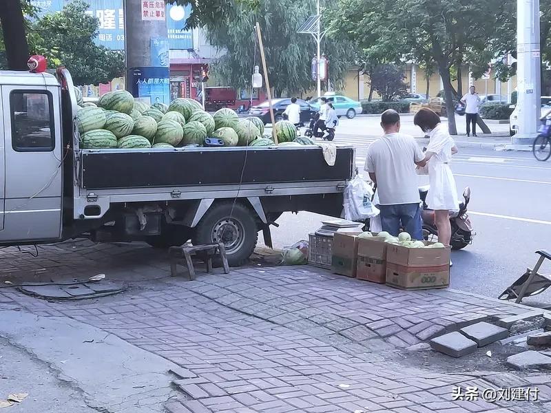 流动瓜摊老板往西瓜上抹不明液体 夏天到了，流动瓜摊到处都是，本来这是大家解暑的方