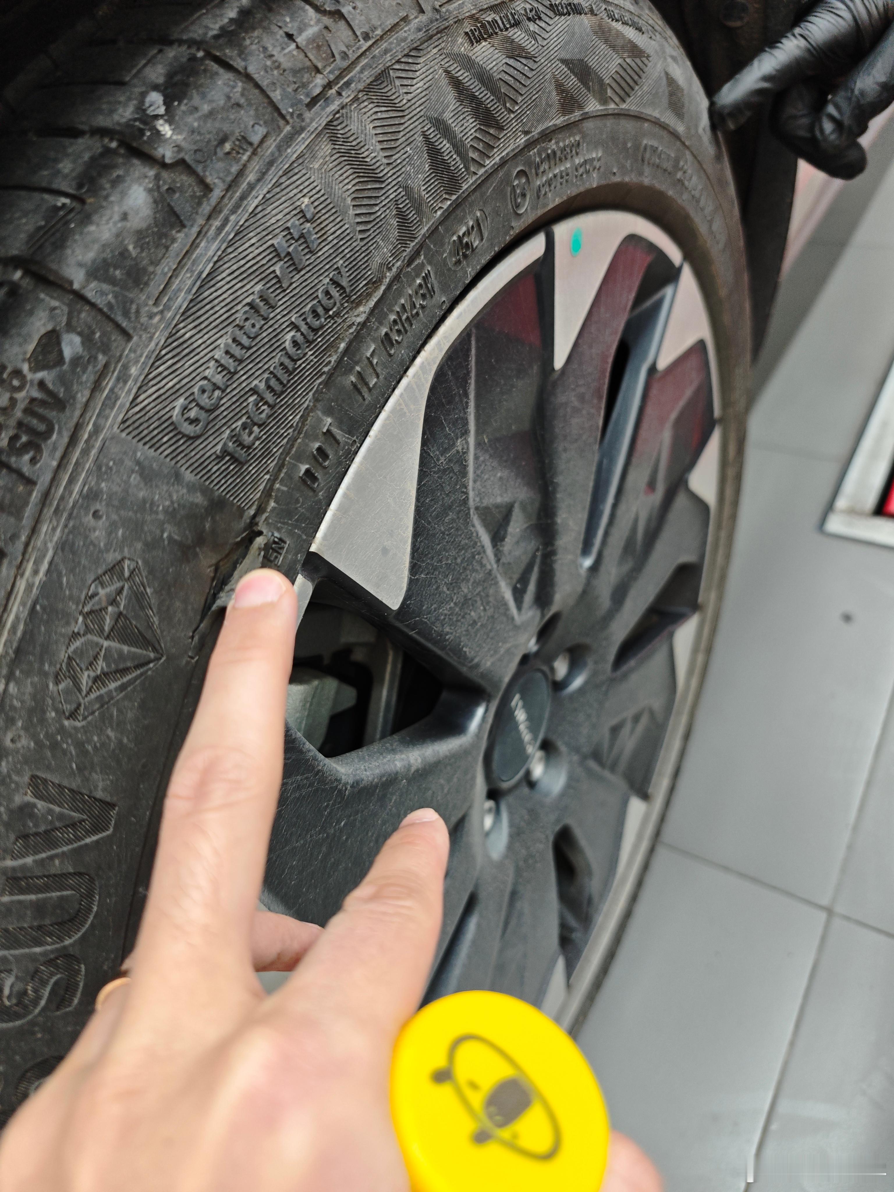 卧槽……我都不知道我怎么刮到的？今天去广州，想着补个胎压，才突然发现，还好来补了
