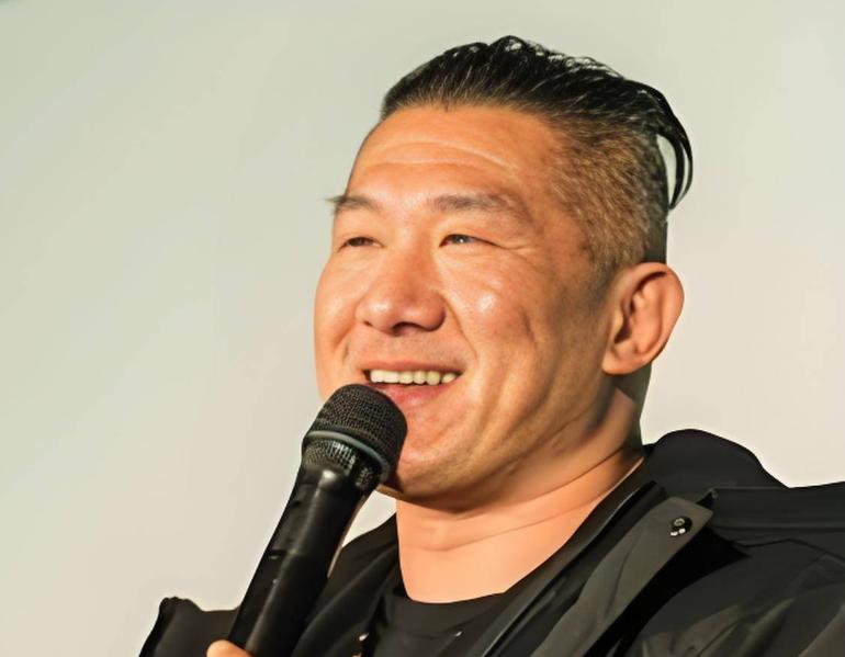看哭了！
馆长高喊祖国万岁！



馆长站在那幅字前，
声音有点颤抖。



他