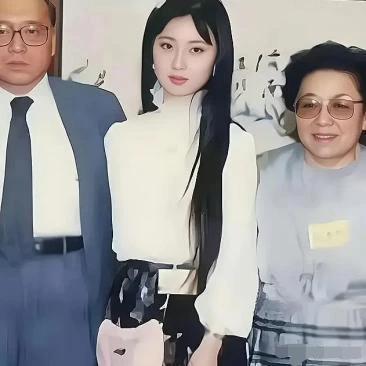 谁说陈晓旭长得不够漂亮？你看这张合影，气质温婉，超凡脱俗，她简直像仙女下凡似的，