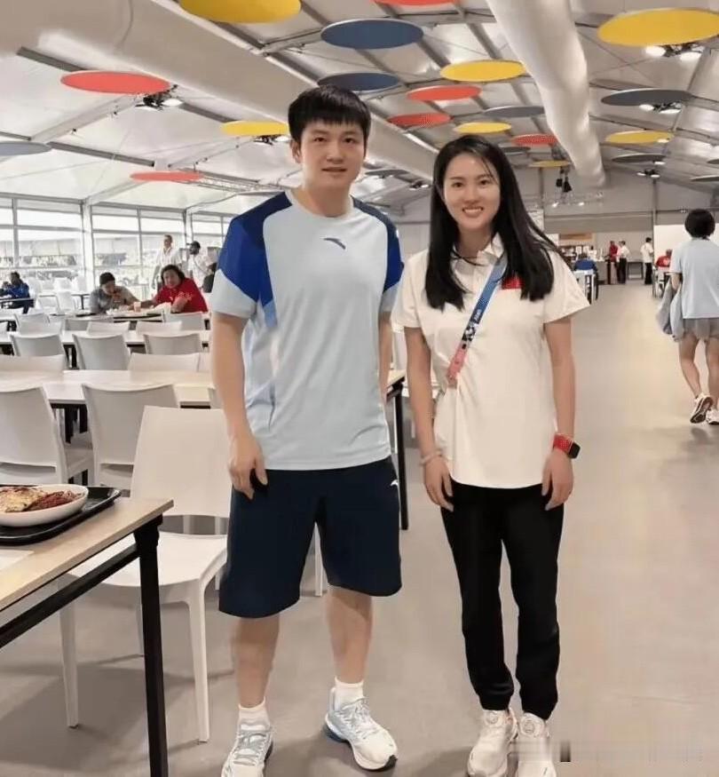 这种美女帅哥的合影太养眼了，陈若琳长着一张东方佳人的脸，身材保持得特别苗条轻盈，