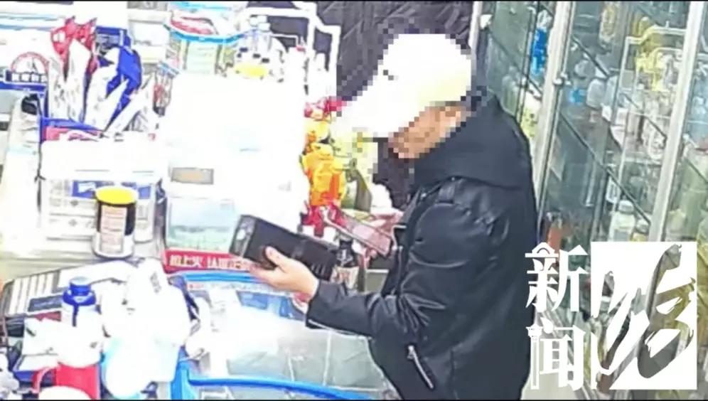 有个男子结账时淡定如常，还和店员简单交谈，付现金后却突然撒腿就跑，把店员弄懵了。